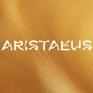Op de afbeelding: Het woord "ARISTAEUS" in witte, gestileerde letters is gecentreerd op een getextureerde, goudbruine achtergrond. De letters hebben een uniek, vloeiend ontwerp, waardoor een visueel aantrekkelijk contrast ontstaat met de warme achtergrond.