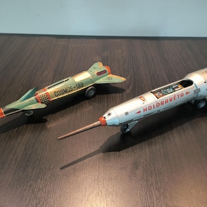 Zwei Vintage Space Blech Spielzeuge Rakete Holdraketa Cosmos-189