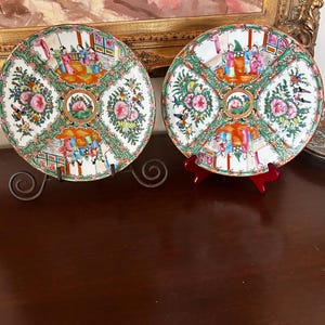 Set di 2 piatti antichi cinesi Famille Rose, con scene figurative di Canton, dinastia Qing, 24,8 cm.