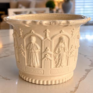 Zabytkowy ceramiczny pojemnik z kości słoniowej z wypukłymi wiktoriańskimi figurkami