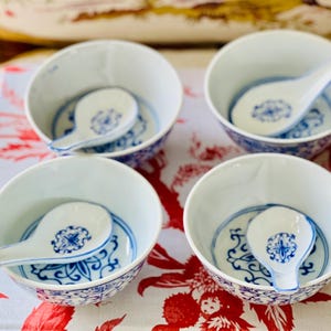 Vintage Blue and White Porcelain Soup Bowls: Chinese Medallion Design, Set of 4