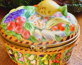 ZUCCHINI ~ Eximious ~ Limoges Trinket Box ~ Peint Main (hand