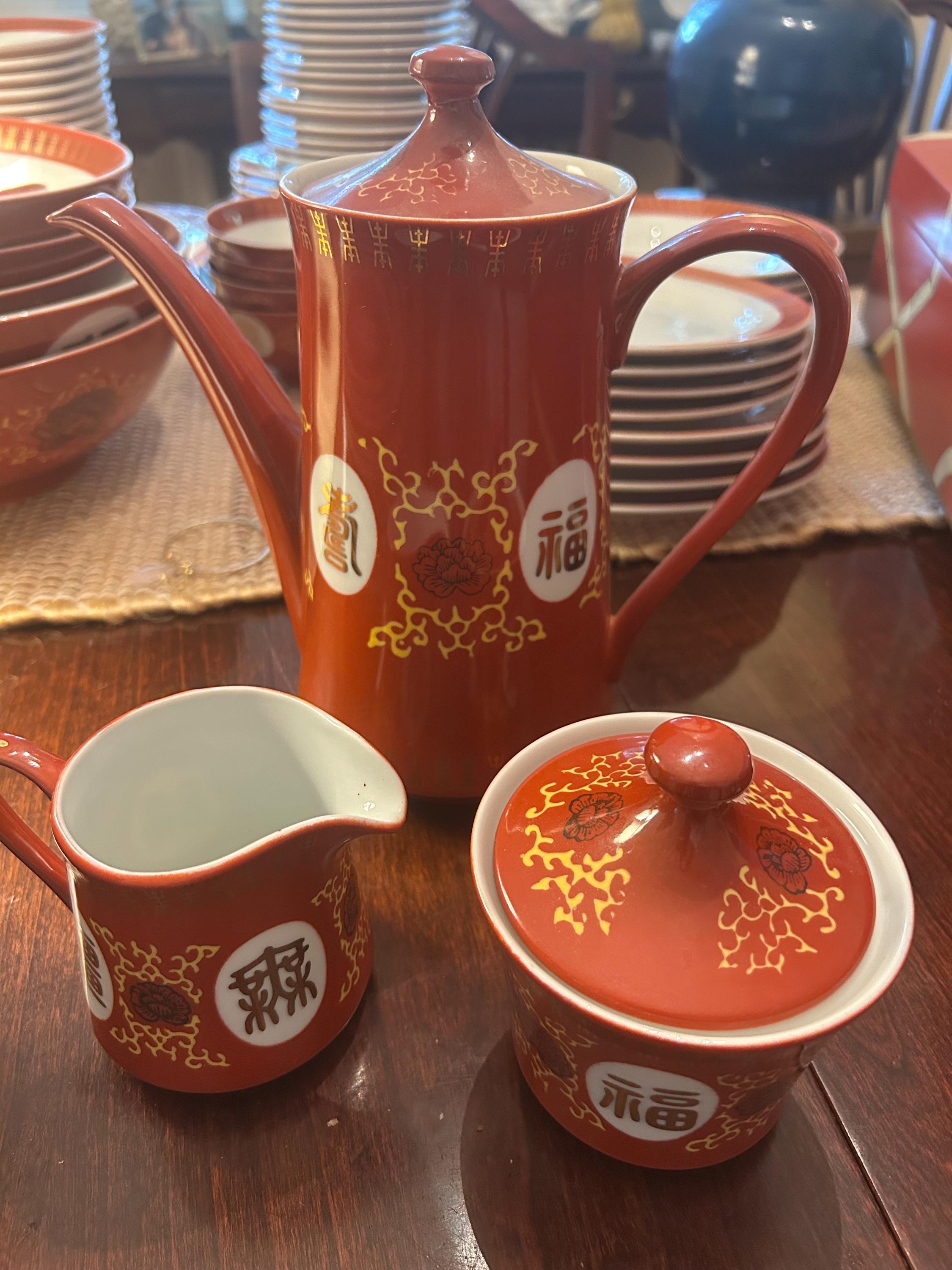 ヴィンテージ 大唐大同陶磁器 102ピース ディナーウェアセット：赤と金の長寿デザイン