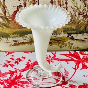 Vintage Fenton Füllhornvase aus weißem Milchglas - Gekräuselter Rand mit klarem Wappen - Kunstglas-Trompetenvase