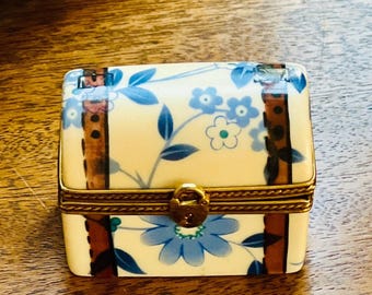 ヴィンテージのリモージュ磁器製小物入れ – 手描きの花柄デザイン