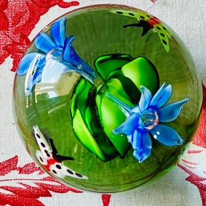 Vintage Kunst Glas Briefbeschwerer - Blaue Blumen und Schmetterlinge im klaren Glas