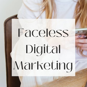 Op de afbeelding: Een witte tekstoverlay op een foto van een persoon die een smartphone gebruikt, luidt "Faceless Digital Marketing".