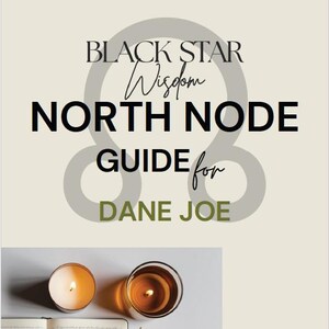 Könnte beinhalten: Ein Buchcover mit dem Titel "BLACK STAR Wisdom NORTH NODE GUIDE for DANE JOE" in schwarzem und grünem Text. Das Bild zeigt auch eine brennende Kerze, ein Glas Tee, ein Notizbuch und einen Bleistift.