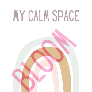 Może przedstawiać: Cyfrowa ilustracja tęczy z tekstem "MY CALM SPACE" nad nią i słowem "BLOOM" nakładającym się na tęczę czcionką w kolorze różowym i czerwonym.