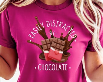 Maglietta Facilmente distratto dal cioccolato • Maglietta divertente per buongustai • Regalo per gli amanti del cioccolato • Maglietta unisex Bella Canvas • Maglietta per golosi