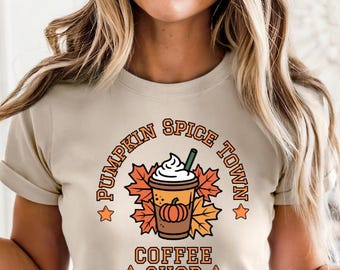 Maglietta Pumpkin Spice Town • Maglietta universitaria Retro Coffee Shop • Maglietta autunnale • Regalo autunnale accogliente • Maglietta unisex Bella Canvas