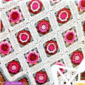 Pode incluir: Uma manta de crochê com um padrão floral em tons de rosa, vermelho e cinza. A manta é composta por quadrados com uma flor no centro de cada quadrado. O texto "JULY GERANIUMS" está na parte inferior da imagem. Nada diz verão como vasos e jardineiras cheias de GERÂNIOS DE JULHO ensolarados. Agora, você pode capturar sua beleza especial em rosa pétala, framboesa e bordô, tons de fio Red Heart da Coats and Clark.