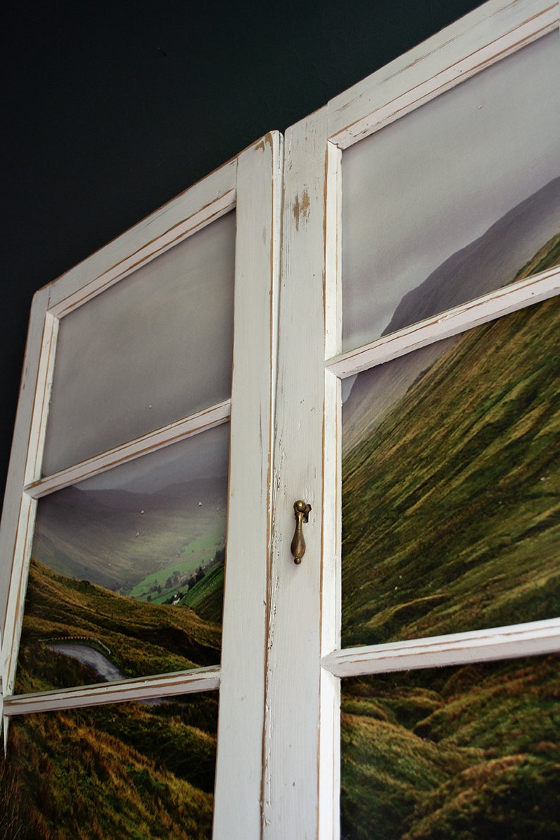 Décoration murale shabby chic fenêtre en treillis antique avec fausse vue sur les Highlands image 3
