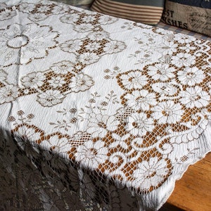 Besonders schöne große Vintage Shabby Häkel Spitzen Tischedecke rund aus Schottland rund