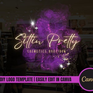 Op de afbeelding: Een paars en gouden logo-ontwerp met de tekst "Sittin Pretty Cosmetics Boutique" op een paarse en gouden rookachtergrond. Het logo is ontworpen voor gebruik in Canva.