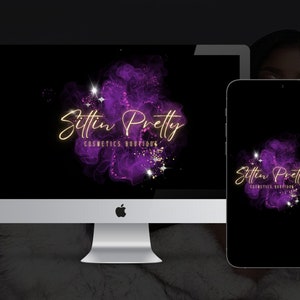 Op de afbeelding: Een computerscherm en een smartphone tonen een logo voor een cosmeticaboetiek genaamd "Sitten Pretty". Het logo heeft een paars en gouden ontwerp met een wolkachtige vorm en glinsterende sterren.
