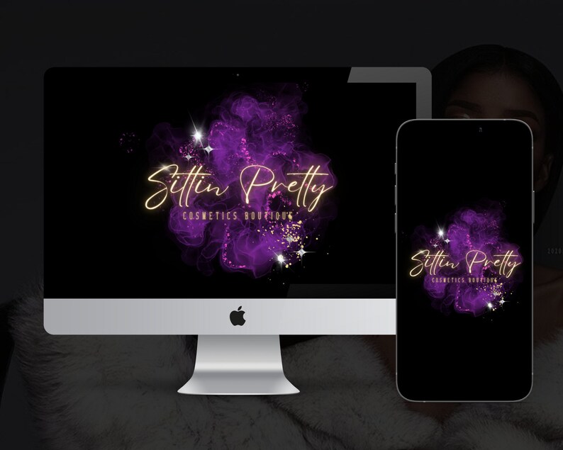 Op de afbeelding: Een computerscherm en een smartphone tonen een logo voor een cosmeticaboetiek genaamd "Sitten Pretty". Het logo heeft een paars en gouden ontwerp met een wolkachtige vorm en glinsterende sterren.
