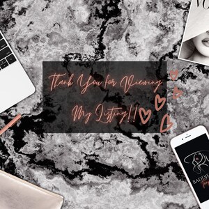 Op de afbeelding: Een zwart-wit marmeren achtergrond met een laptop, een roze gouden pen, een roze gouden clutch, een smartphone met een zwart scherm waarop de tekst "Baddie Boss Templates" wordt weergegeven, en een tijdschrift met het woord "Vogue" op de omslag. De tekst "Thank You for Viewing My Listing!!" is geschreven in roze neonletters op een zwarte achtergrond.