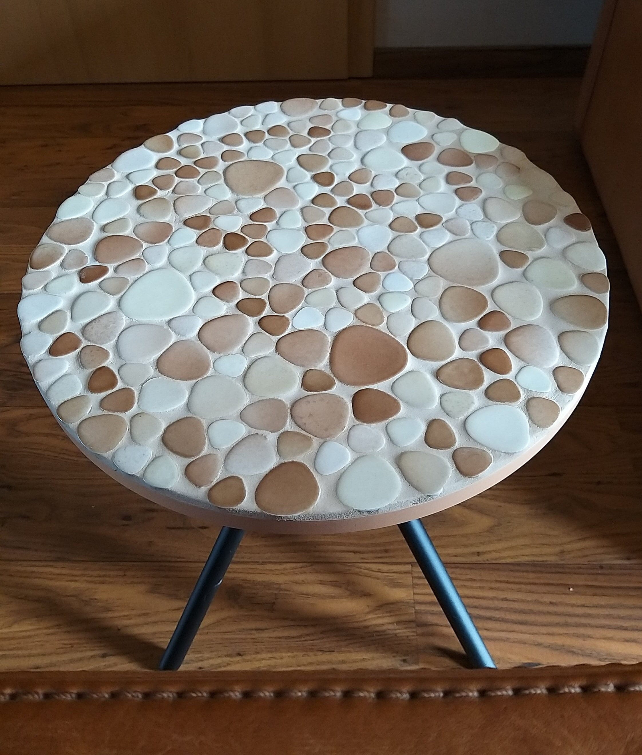Glass coffee table with pebbles deals