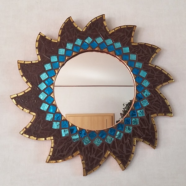 Miroir en forme de soleil décoré de mosaïques or - bleu - marron