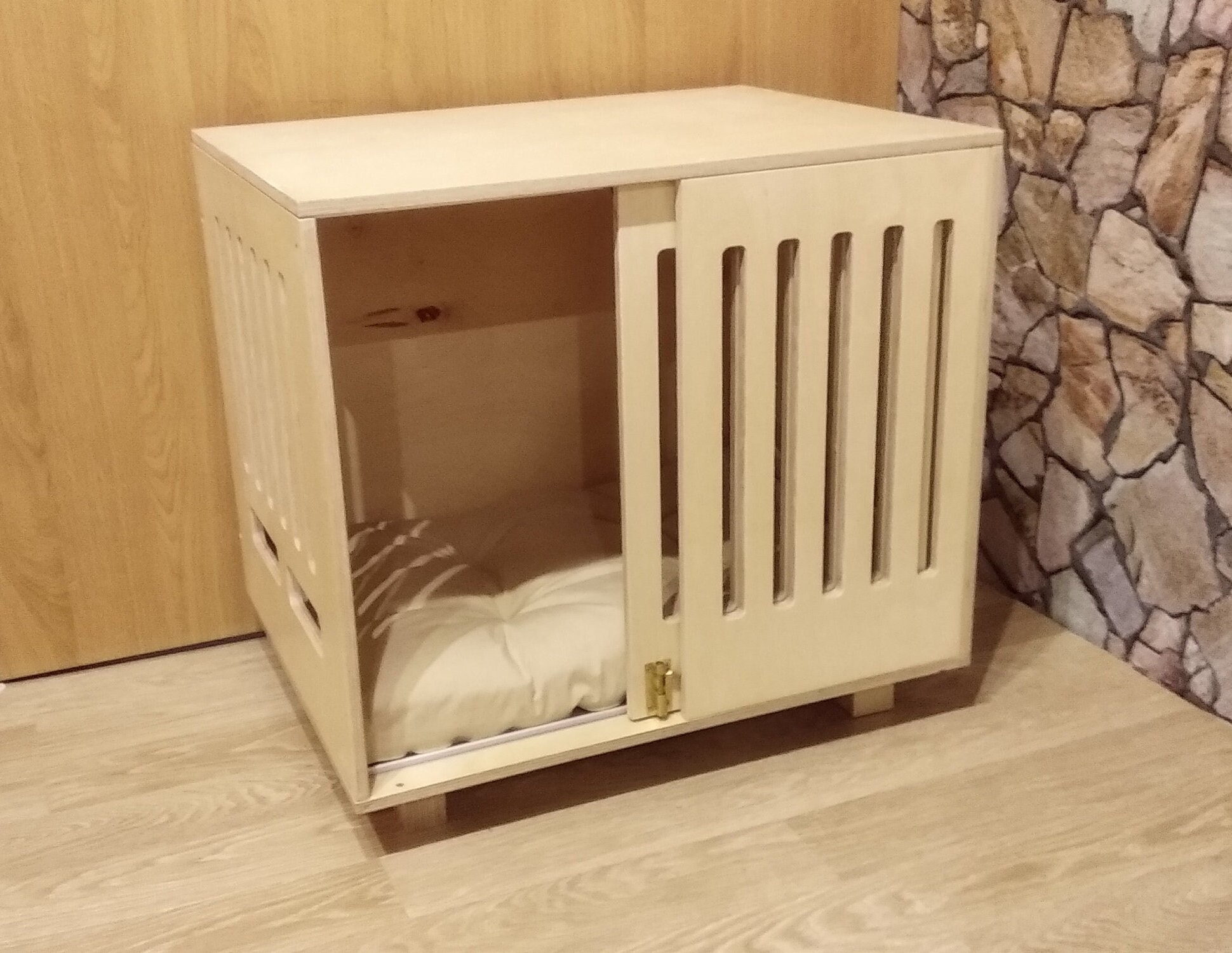 Cage pour chien moderne avec porte coulissante avec loquet. Chenil