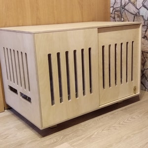 Moderne hondenbench met schuifdeur met vergrendeling. Hondenkennel, hondenhok, hondenmand, hondenhok, hondenmeubels, hondenkooi. Natuurlijk hout.