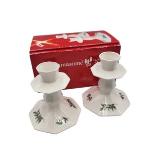 Puede incluir: Un juego de tres tazas de cerámica con un acabado mate moteado. Las tazas son en tonos crema, gris claro y gris oscuro. Cada taza tiene un diseño simple y minimalista, ideal para café o té.