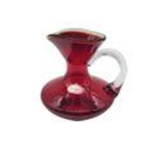 Pode incluir: Um jarro de vidro vermelho rubi com uma alça clara e arredondada. O jarro tem uma base bulbosa e um topo alargado, adequado para servir bebidas. O jarro tem aproximadamente 15 cm de altura.
