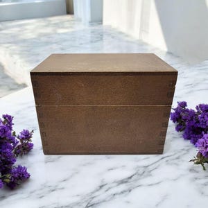 Caja de madera vintage con tapa abatible para catálogo de recetas y cola de milano