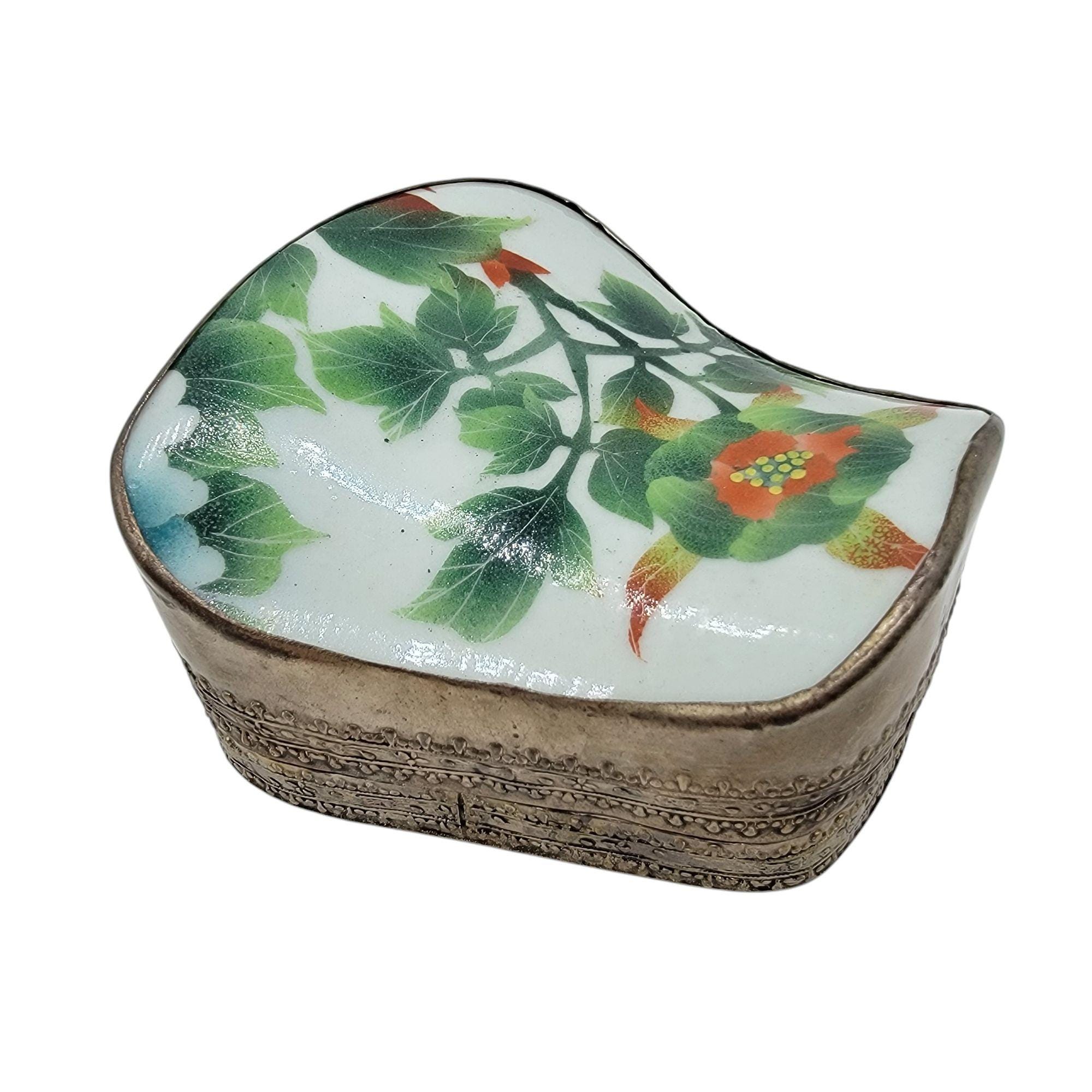 ヴィンテージ中国製シルバープレートの小物入れ、花柄の磁器の破片箱