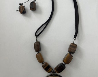 Collar y pendientes a juego de Avon vintage, de latón y piedra estilo ojo de tigre.