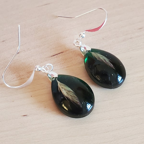 Boucles graines naturelles fond vert foncé