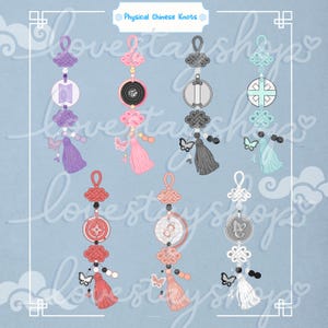 Pode incluir: Sete ornamentos decorativos suspensos com nós chineses, berloques circulares com vários símbolos gráficos, pequenas contas e borlas pendentes. Cada ornamento inclui um pequeno berloque de borboleta. O texto Physical Chinese Knots está no topo.