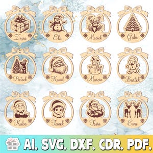 Pode incluir: Enfeites de Natal de madeira com vários desenhos festivos, incluindo um presente, um boneco de neve, uma rena, uma árvore de Natal e um homem de gengibre. Cada enfeite tem um nome, como Zosia, Ela, Maciek e Gabi, e é adornado com flocos de neve.
