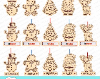 Peut inclure: Ensemble de 15 décorations de Noël avec différents motifs, notamment un bonhomme de neige, un homme en pain d'épices, un sapin de Noël, le Père Noël et un renne. Chaque décoration a une texture en bois et est décorée d'une étiquette de chocolat Kinder.