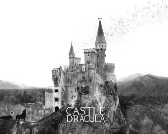 Puede incluir: Ilustración en blanco y negro del Castillo de Drácula encaramado a un acantilado rocoso, con un bosque de fondo. El castillo tiene múltiples torres y agujas. El texto "CASTLE DRACULA" está debajo. Un lobo aúlla a la luna.