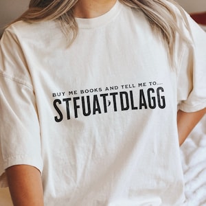 Kauf mir Bücher und sag mir dazu STFUATTDLAGG T-Shirt | Würziges Buch Shirt | Spicy Book Club | Bücherwurm Tshirt | stfuattdlagg shirt