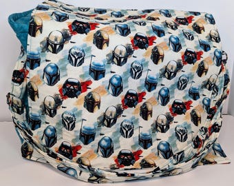 Bolso mensajero con casco mandaloriano