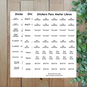 May include: Three sheets of stickers with Spanish phrases for book lovers. The phrases include "Khé??", "Amooo", "lo sabía!!", "embusteee", "Ay qué cute <3", "Ya bésense!" and "*llorando*".