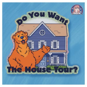 Op de afbeelding: Een sticker met een cartoonbeer voor een blauw huis. De tekst "Do You Want The House Tour?" staat boven en onder het huis en de beer. De sticker heeft een glitterrand en een lichtblauwe achtergrond.