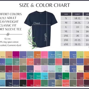K&ouml;nnte beinhalten: Ein marineblaues Kurzarm-T-Shirt mit einer Gr&ouml;&szlig;en- und Farbtabelle. Die Tabelle enth&auml;lt Brust- und L&auml;ngenma&szlig;e in Zoll. Das Shirt ist 6,1 oz, 100 % ringgesponnene Baumwolle, weich gewaschen und st&uuml;ckgef&auml;rbt.