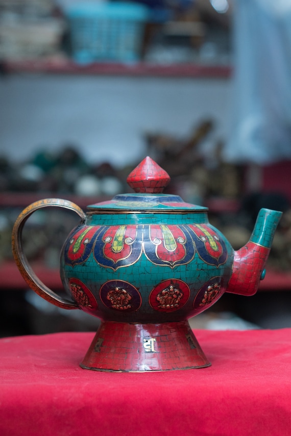 Alte Tibetische Plastik Bernstein Multicolor Steine Intarsien Topf (Teekanne) aus Nepal
