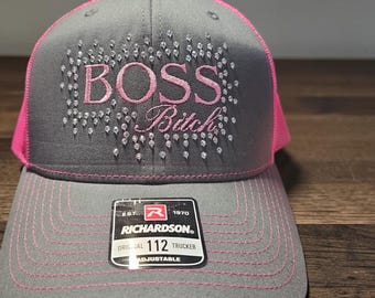 Bordado Boss Bitch con gorra brillante