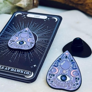 Épinglette en émail pour déclaration spirituelle | Carte de tarot | Cristal de guérison | Cadeau fantaisie | Accessoire alternatif gothique sorcière