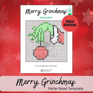 Op de afbeelding: Een digitale Perler kralen sjabloon download getiteld Merry Grinchmas met een rasterontwerp van een groene hand die een rode kerstbal vasthoudt. Het sjabloon specificeert een 29 bij 29 pegboard en 5mm kralen, met het DaisyJane Crafting logo.