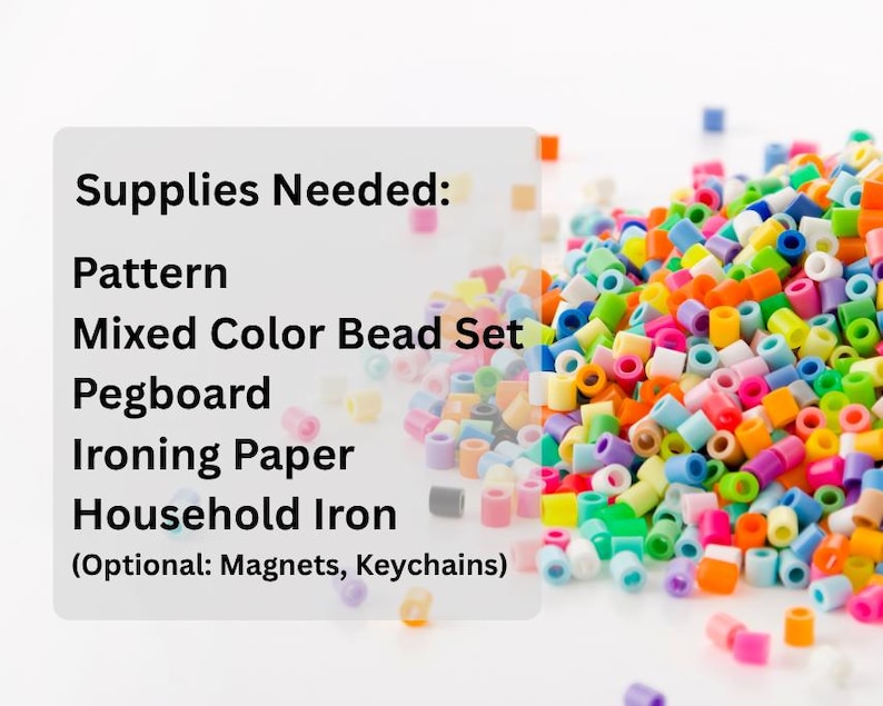 Puede incluir: Un mont&oacute;n de peque&ntilde;as cuentas de pl&aacute;stico cil&iacute;ndricas y multicolores junto a una superposici&oacute;n rectangular blanca con el texto: Supplies Needed: Pattern, Mixed Color Bead Set, Pegboard, Ironing Paper, Household Iron, (Optional: Magnets, Keychains).