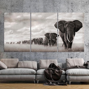 Lienzo impreso con imagen de una manada de elefantes africanos: Arte mural de animales en blanco y negro (listo para colgar).