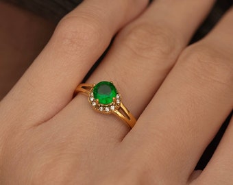Emerald Signet Ring Diamond Promise Ring for Women Minimalist Everyday Rings Gemstone Tarnish Free Jewelry Emerald Birthstone Ring Gift