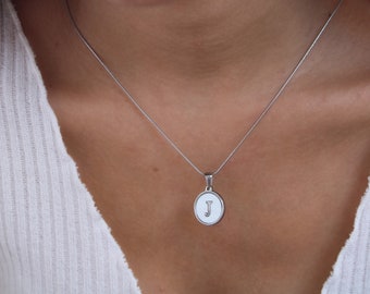 Collana con lettera iniziale in argento, ciondolo con lettera rotonda, collana iniziale in madreperla, regalo personalizzato, medaglione rotondo in acciaio inossidabile