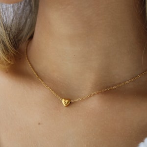 Collier lettre initiale petit coeur rempli d'or, collier cadeau personnalisé étanche petit coeur pour elle, collier ras de cou pour femme